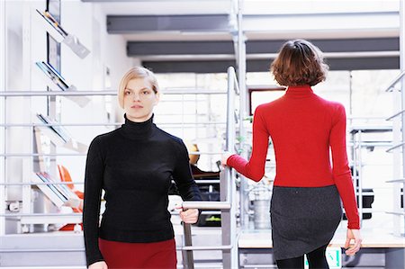 descente - Businesswomen walking in office Photographie de stock - Premium Libres de Droits, Code: 6122-07703650