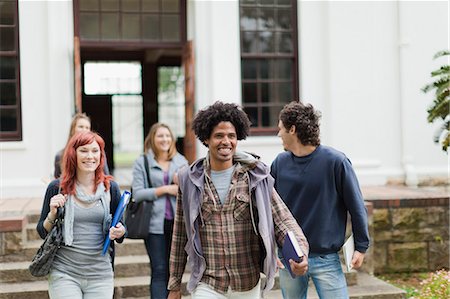 simsearch:6122-07703615,k - Students walking together on campus Photographie de stock - Premium Libres de Droits, Code: 6122-07703605