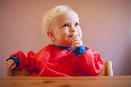 simsearch:6113-07731339,k - Smiling baby girl sitting at table Stock Photo - Premium Royalty-Free, Code: 6122-07703636