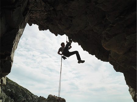 simsearch:649-06622375,k - Rock climber rappelling down rock face Photographie de stock - Premium Libres de Droits, Code: 6122-07703743