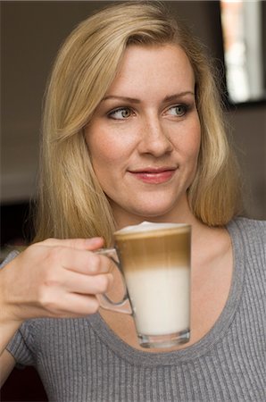 Smiling woman having cup of coffee Foto de stock - Sin royalties Premium, Código: 6122-07703796