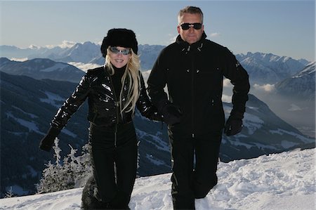 simsearch:649-09004405,k - Couple walking on snowy mountainside Foto de stock - Royalty Free Premium, Número: 6122-07703727