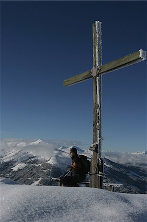 simsearch:6122-07703334,k - Skier leaning against wooden cross Stock Photo - Premium Royalty-Free, Code: 6122-07703724