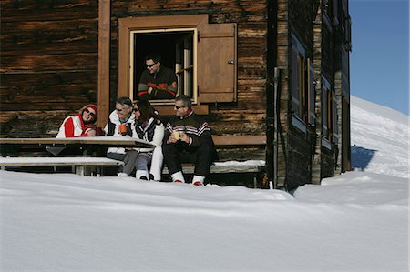 Friends having coffee at ski chalet Foto de stock - Sin royalties Premium, Código: 6122-07703726