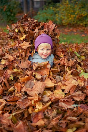 simsearch:6122-07706907,k - Girl playing in autumn leaves Foto de stock - Sin royalties Premium, Código: 6122-07703739