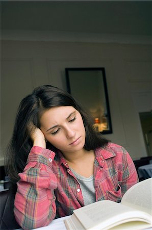 stressed student - Girl reading book indoors Photographie de stock - Premium Libres de Droits, Code: 6122-07703808