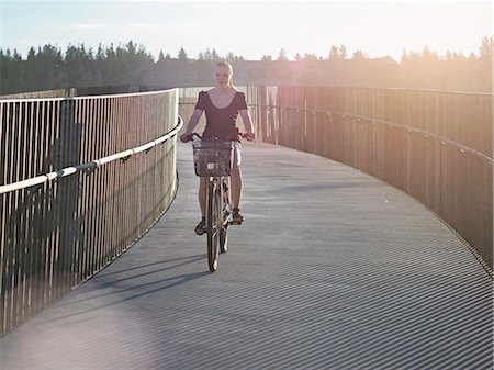 reykjavik - Woman riding bicycle on skybridge Photographie de stock - Premium Libres de Droits, Code: 6122-07703833