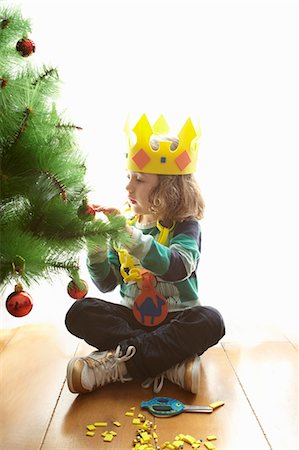 simsearch:6113-08521307,k - Girl in crown decorating Christmas tree Fotografie stock - Premium Royalty-Free, Codice: 6122-07703836