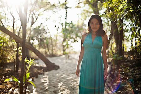 Woman walking in sandy forest Foto de stock - Royalty Free Premium, Número: 6122-07703955