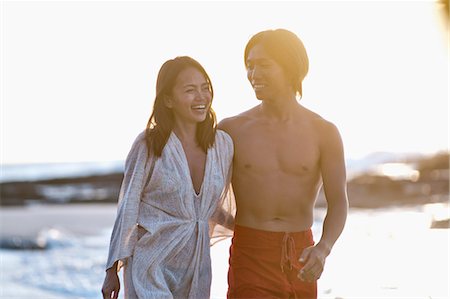 Couple walking together on beach Foto de stock - Royalty Free Premium, Número: 6122-07703958