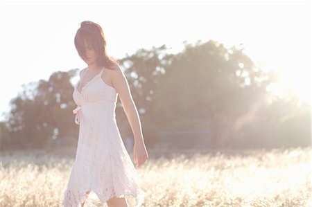 Woman walking in wheatfield Photographie de stock - Premium Libres de Droits, Code: 6122-07703974