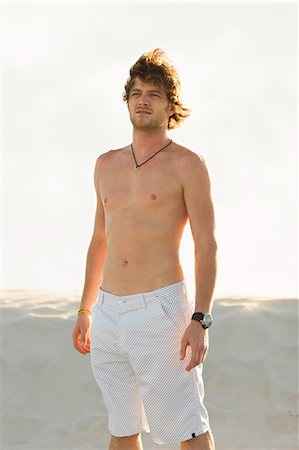 simsearch:6109-06003710,k - Man wearing shorts on beach Stockbilder - Premium RF Lizenzfrei, Bildnummer: 6122-07703998