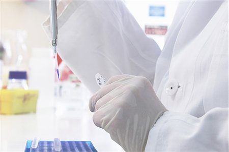 Scientist using pipette and test tube Photographie de stock - Premium Libres de Droits, Code: 6122-07703902