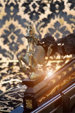Close up of figurine on banister Photographie de stock - Premium Libres de Droits, Code: 6122-07703930