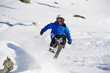 simsearch:6122-08229685,k - Boy skiing on snowy mountainside Fotografie stock - Premium Royalty-Free, Codice: 6122-07703935