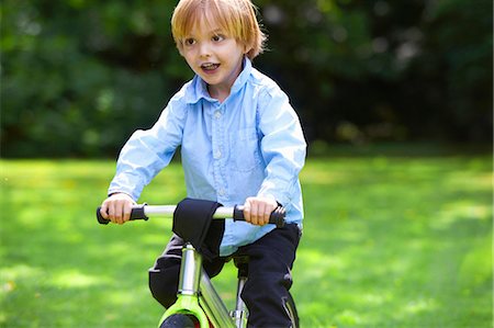 simsearch:6122-07706907,k - Boy riding bicycle in backyard Foto de stock - Sin royalties Premium, Código: 6122-07704099