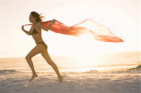 simsearch:6122-07704002,k - Woman running with sarong on beach Stockbilder - Premium RF Lizenzfrei, Bildnummer: 6122-07704003