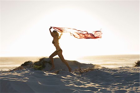 Woman running with sarong on beach Photographie de stock - Premium Libres de Droits, Code: 6122-07704000