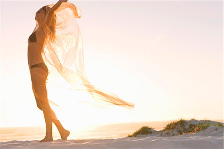 Woman playing with sarong on beach Photographie de stock - Premium Libres de Droits, Code: 6122-07704004