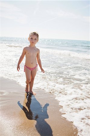 Girl in bikini bottoms on beach Photographie de stock - Premium Libres de Droits, Code: 6122-07704144