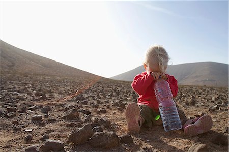 simsearch:649-06533100,k - Toddler with bottle of water in desert Stock Photo - Premium Royalty-Free, Code: 6122-07704157
