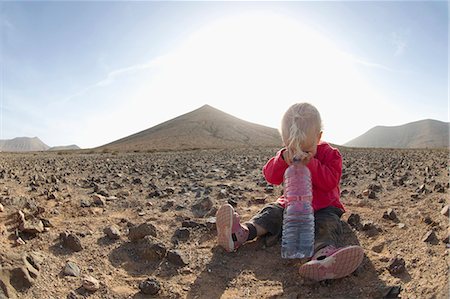 simsearch:649-06533100,k - Toddler with bottle of water in desert Stock Photo - Premium Royalty-Free, Code: 6122-07704166