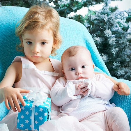 Toddler and infant sibling with gift Stock Photo - Premium Royalty-Free, Code: 6122-07704106