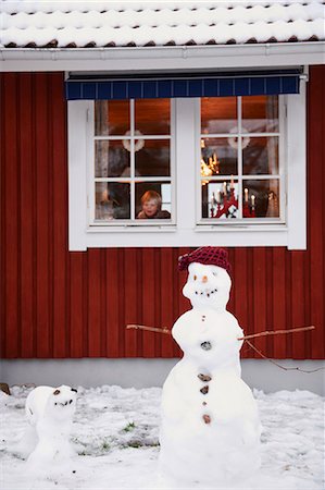 Snowmen standing outside house Stock Photo - Premium Royalty-Free, Code: 6122-07704249