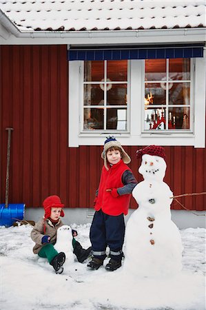 Boys making snowmen together Photographie de stock - Premium Libres de Droits, Code: 6122-07704250