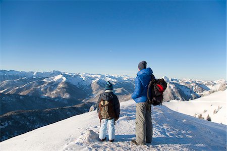 simsearch:649-06622340,k - Father and son surveying snowy landscape Foto de stock - Sin royalties Premium, Código: 6122-07704265