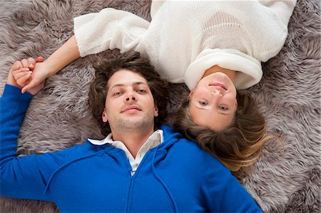 simsearch:649-08902140,k - Couple relaxing together on rug Photographie de stock - Premium Libres de Droits, Code: 6122-07704287