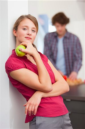 simsearch:6122-07703483,k - Woman eating apple in kitchen Fotografie stock - Premium Royalty-Free, Codice: 6122-07704298