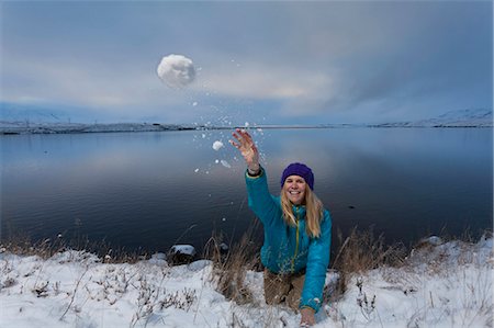 Woman throwing snowball by lake Foto de stock - Sin royalties Premium, Código: 6122-07704208