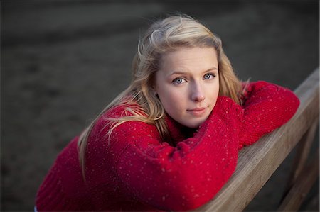 simsearch:400-06097939,k - Teenage girl leaning on wooden fence Foto de stock - Sin royalties Premium, Código: 6122-07704341