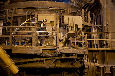 Worker using machinery in steel forge Photographie de stock - Premium Libres de Droits, Code: 6122-07704351
