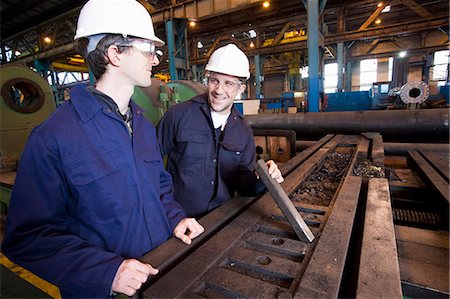 simsearch:649-05820711,k - Workers examining metal in steel forge Photographie de stock - Premium Libres de Droits, Code: 6122-07704357