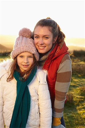 simsearch:6122-07704421,k - Mother and daughter smiling outdoors Fotografie stock - Premium Royalty-Free, Codice: 6122-07704383