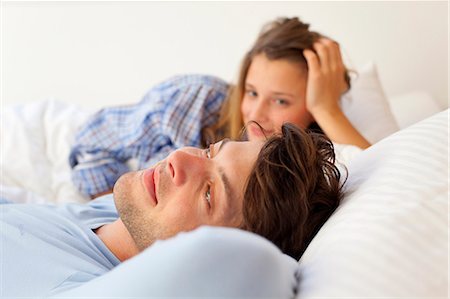 simsearch:632-08698341,k - Smiling couple relaxing in bed Foto de stock - Sin royalties Premium, Código: 6122-07704301