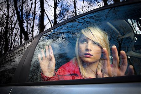 Woman peering out car window in woods Foto de stock - Sin royalties Premium, Código: 6122-07704309