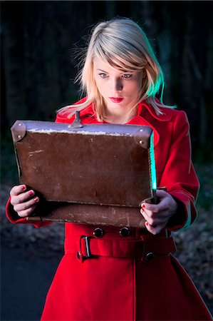 Woman examining contents of suitcase Photographie de stock - Premium Libres de Droits, Code: 6122-07704310