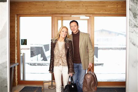 europe couple traveling - Couple walking in hotel lobby Foto de stock - Sin royalties Premium, Código: 6122-07704475