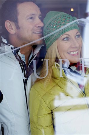 simsearch:6122-07703775,k - Smiling couple looking out window Stockbilder - Premium RF Lizenzfrei, Bildnummer: 6122-07704491