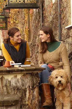 Women with dog having beer at cafe Foto de stock - Sin royalties Premium, Código: 6122-07704410