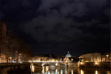 simsearch:649-09003816,k - Bridge in the Vatican lit up at night Photographie de stock - Premium Libres de Droits, Code: 6122-07704594