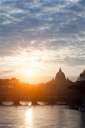 St Peters Basilica and bridge on canal Stock Photo - Premium Royalty-Free, Code: 6122-07704595