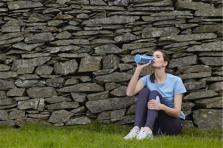 reusable water bottle - Runner drinking water against rock wall Photographie de stock - Premium Libres de Droits, Code: 6122-07704524
