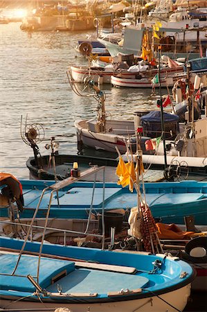 Boats docked in urban pier Fotografie stock - Premium Royalty-Free, Codice: 6122-07704658