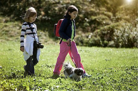 simsearch:695-05767092,k - Children walking dog in field Stockbilder - Premium RF Lizenzfrei, Bildnummer: 6122-07704670