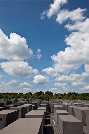 Concrete sculptures in rural landscape Fotografie stock - Premium Royalty-Free, Codice: 6122-07704684