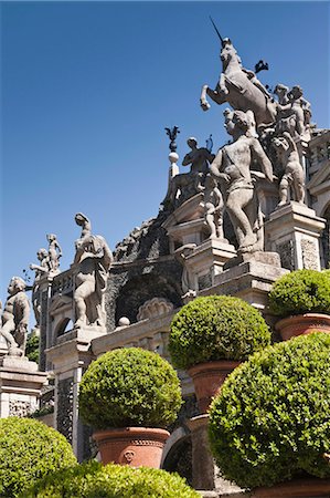 simsearch:6122-07704803,k - Shrubs with ornate statues and columns Fotografie stock - Premium Royalty-Free, Codice: 6122-07704611